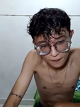 SantiagoRusso18 online show from January 18, 2026, 9:07 pm