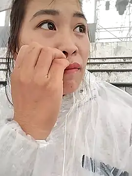 tuyetnhi-00 online show from November 3, 2025, 2:02 am