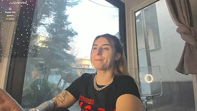 Ella Vee online show from December 19, 2025, 6:31 am