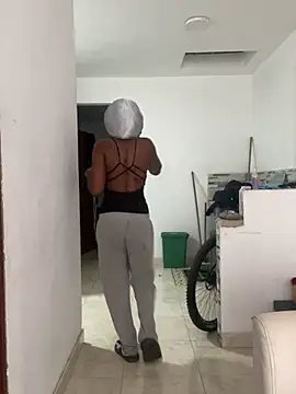 zaracollins01 online show from November 7, 2025, 1:22 pm