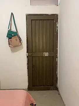 zaracollins01 online show from February 20, 2026, 6:19 pm