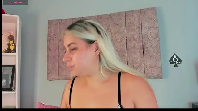 Snapshot of naomi_sanz chatting on October 15, 2025, 6:30 pm naomi sanz online show from October 15, 2025, 6:30 pm