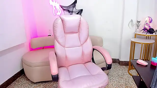 Snapshot of Miss_Francheska chatting on October 20, 2025, 11:43 am Miss Francheska online show from October 20, 2025, 11:43 am