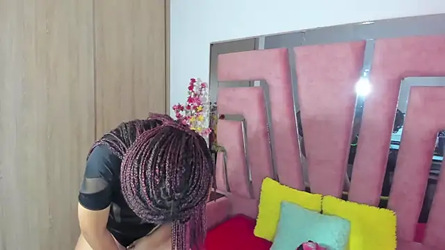 MaraKarly online show from October 9, 2025, 7:45 pm