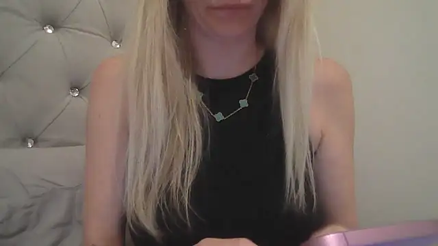 flirty babe x online show from October 18, 2025, 10:43 pm