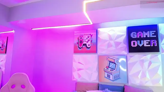 LindaWz  online show from November 19, 2025, 4:23 am