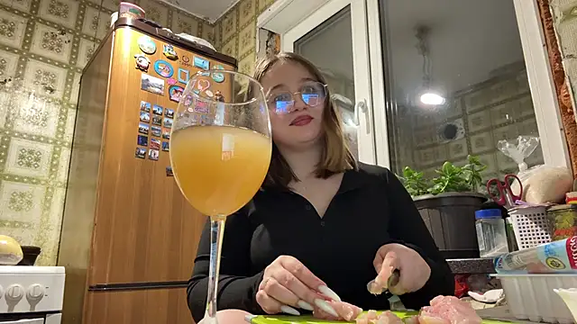 IvyGlimpse online show from October 13, 2025, 6:08 pm