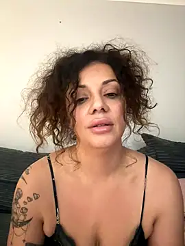 Snapshot of caramelandCurls chatting on November 5, 2025, 10:43 pm caramelandCurls online show from November 5, 2025, 10:43 pm