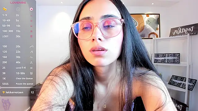 sofiapalacioss online show from April 13, 2026, 8:25 pm