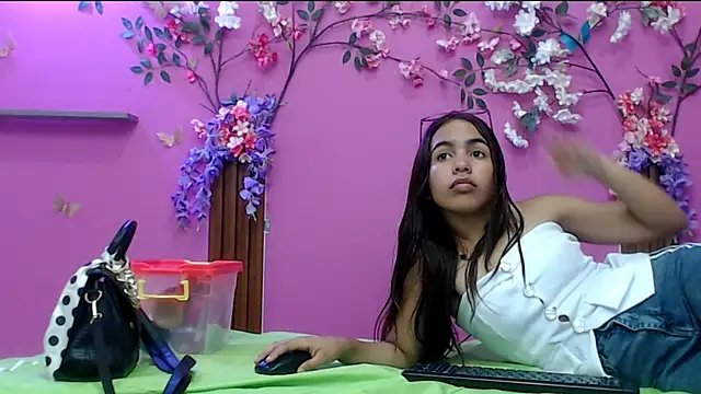 skinnysofia18 online show from October 24, 2025, 1:18 pm