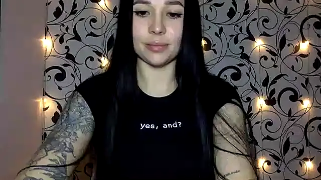 Snapshot of Ivelaa chatting on November 1, 2025, 8:55 pm Ivelaa online show from November 1, 2025, 8:55 pm