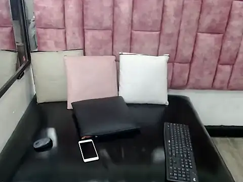 Snapshot of Penelopee_Rouse chatting on October 27, 2025, 8:13 pm Penelopee Rouse online show from October 27, 2025, 8:13 pm