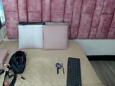 Snapshot of Penelopee_Rouse chatting on October 29, 2025, 12:51 pm Penelopee Rouse online show from October 29, 2025, 12:51 pm