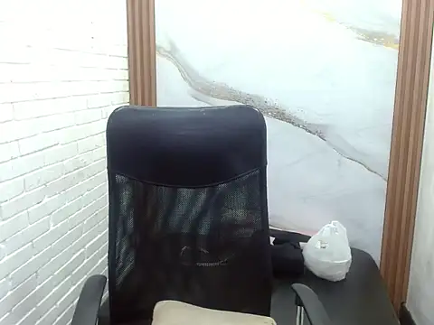 Snapshot of Penelopee_Rouse chatting on October 31, 2025, 12:39 pm Penelopee Rouse online show from October 31, 2025, 12:39 pm