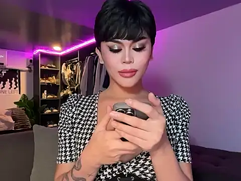 erotictsmonica online show from May 5, 2026, 2:41 am