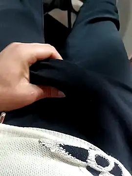 anis3g4 online show from December 5, 2025, 1:52 pm