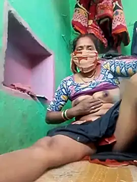 Snapshot of CUTE-004 chatting on November 7, 2025, 6:35 am CUTE-004 online show from November 7, 2025, 6:35 am