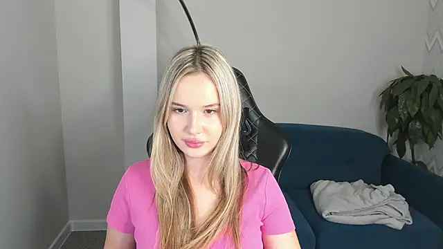 Snapshot of Nicoletta_Cooper chatting on September 19, 2025, 6:15 am Nicoletta Cooper online show from September 19, 2025, 6:15 am