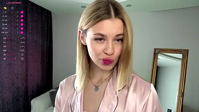 Snapshot of Lil_Elisa chatting on October 16, 2025, 10:38 am Lil Elisa online show from October 16, 2025, 10:38 am