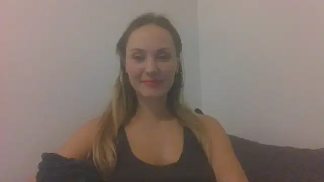 Snapshot of Molvina chatting on November 8, 2025, 6:18 pm Molvina online show from November 8, 2025, 6:18 pm
