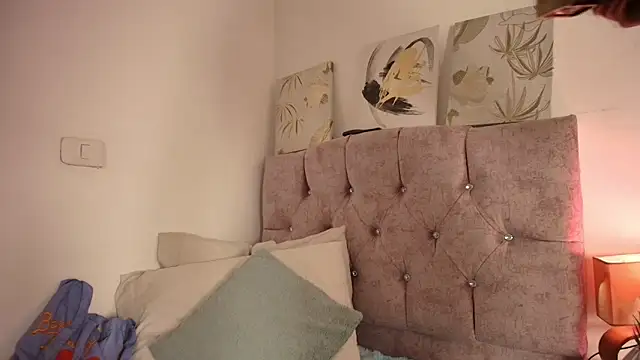 Dulce Bella  online show from January 14, 2026, 11:42 pm