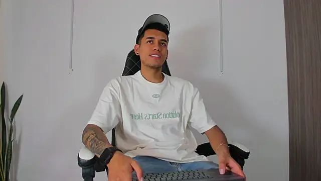 Snapshot of Nickyblazze_ chatting on September 27, 2025, 2:00 pm Nickyblazze online show from September 27, 2025, 2:00 pm