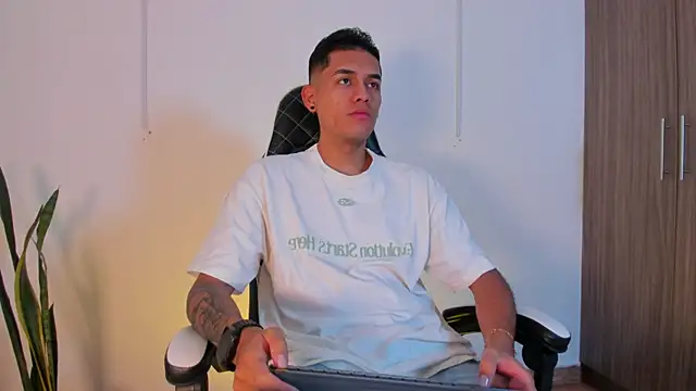Snapshot of Nickyblazze_ chatting on October 16, 2025, 12:06 pm Nickyblazze online show from October 16, 2025, 12:06 pm