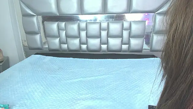 Hillarytonsonx online show from April 15, 2026, 1:18 pm