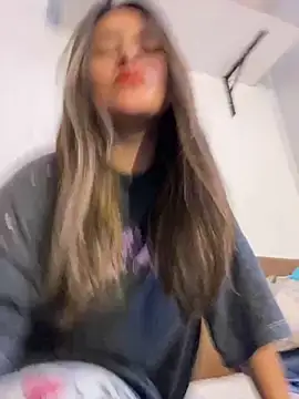 Snapshot of leil_6680 chatting on November 17, 2025, 7:30 pm leil 6680 online show from November 17, 2025, 7:30 pm