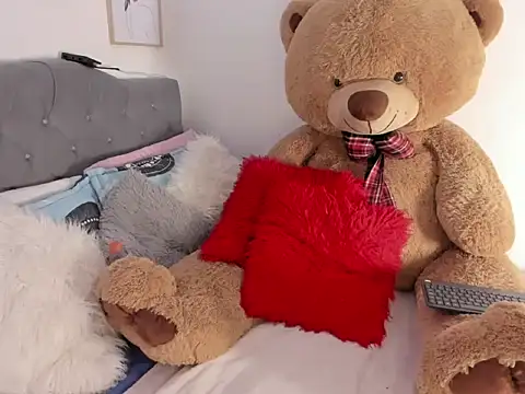 Elyross1  online show from November 3, 2025, 9:38 pm