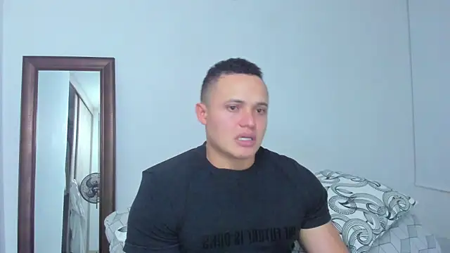 Snapshot of KingLevi01 chatting on April 17, 2026, 11:30 pm KingLevi01 online show from April 17, 2026, 11:30 pm