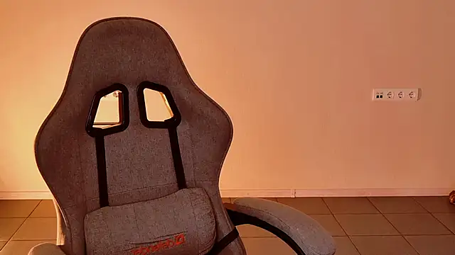 Yoka paradoXXX online show from February 18, 2026, 9:05 am