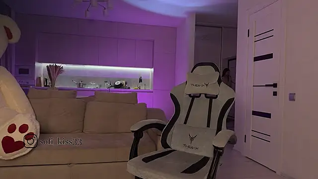 Snapshot of SofI-Play chatting on October 27, 2025, 6:34 pm SofI-Play online show from October 27, 2025, 6:34 pm