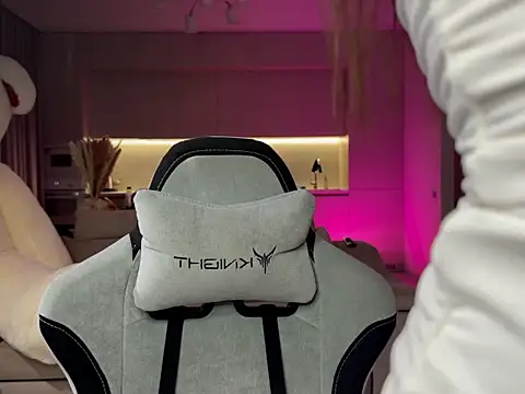 Snapshot of SofI-Play chatting on October 30, 2025, 7:25 pm SofI-Play online show from October 30, 2025, 7:25 pm