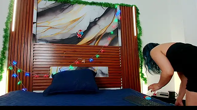 Evelin thompsson online show from December 14, 2025, 3:12 am