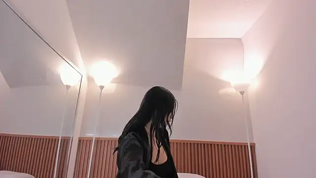 nicol giraldoo online show from February 22, 2026, 3:51 am