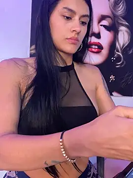 juliana1920 online show from September 17, 2025, 5:58 pm