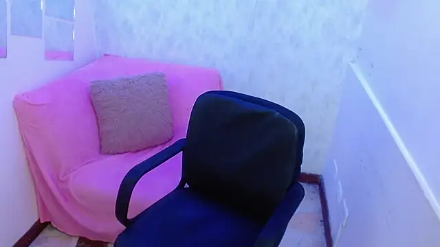 Snapshot of KendallWood_ chatting on November 7, 2025, 8:20 pm KendallWood online show from November 7, 2025, 8:20 pm