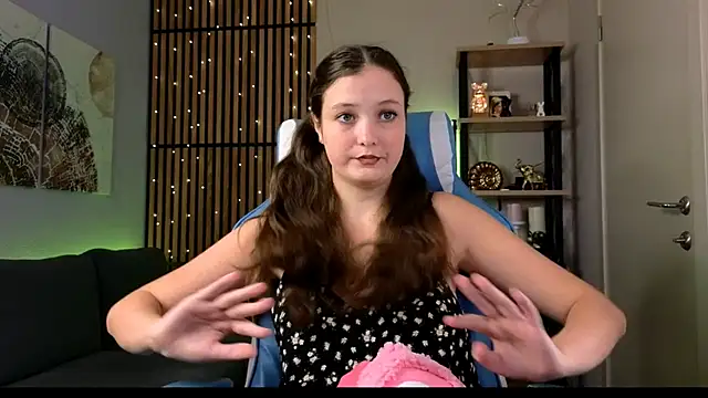 Angel Lilly online show from September 19, 2025, 8:38 am