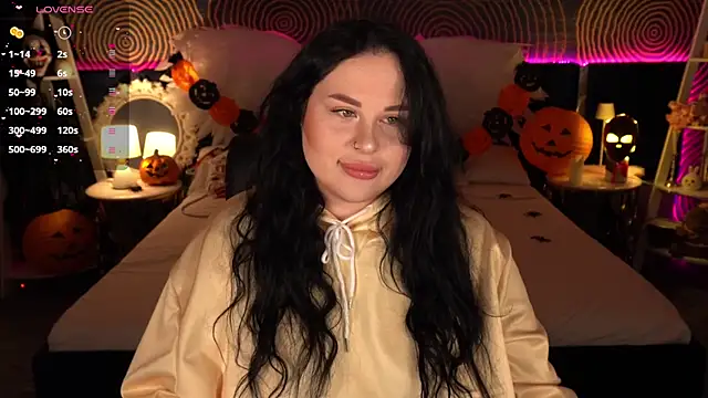 SerahMirabeli online show from November 2, 2025, 8:11 pm