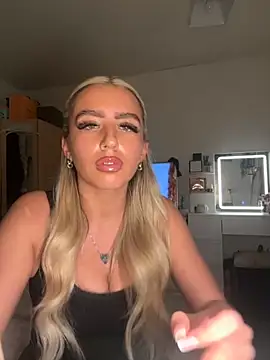 BlondeBetty online show from November 13, 2025, 5:01 pm