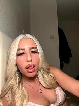 Snapshot of BlondeBetty chatting on December 3, 2025, 8:40 pm BlondeBetty online show from December 3, 2025, 8:40 pm