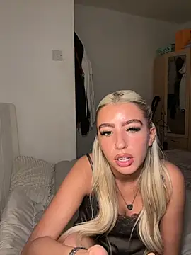 Snapshot of BlondeBetty chatting on December 17, 2025, 9:48 am BlondeBetty online show from December 17, 2025, 9:48 am