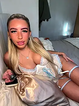 Snapshot of BlondeBetty chatting on January 7, 2026, 11:45 am BlondeBetty online show from January 7, 2026, 11:45 am