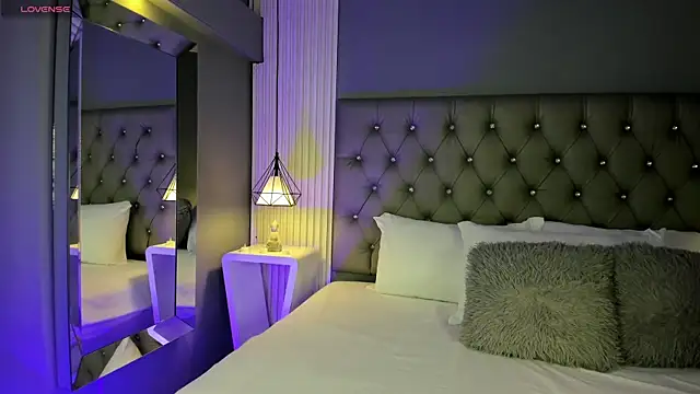 LunaBloomn online show from November 24, 2025, 5:01 pm