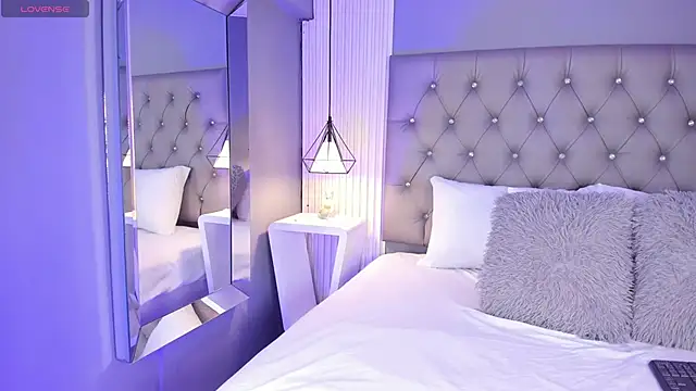 LunaBloomn online show from December 20, 2025, 5:09 pm