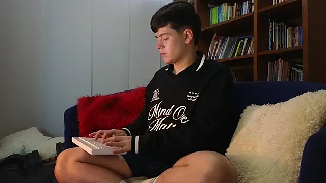 tightncuteass online show from April 15, 2026, 12:50 am