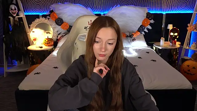 FoxyMayy online show from October 29, 2025, 2:19 pm