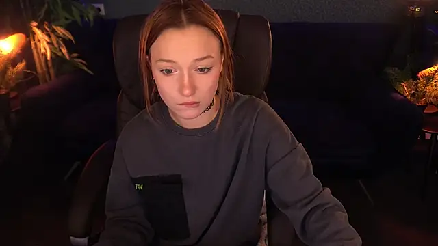 FoxyMayy online show from November 6, 2025, 1:56 pm