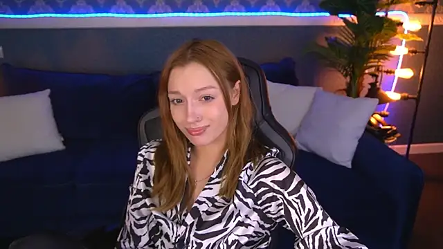 Snapshot of FoxyMayy chatting on July 19, 2026, 7:28 pm FoxyMayy online show from July 19, 2026, 7:28 pm